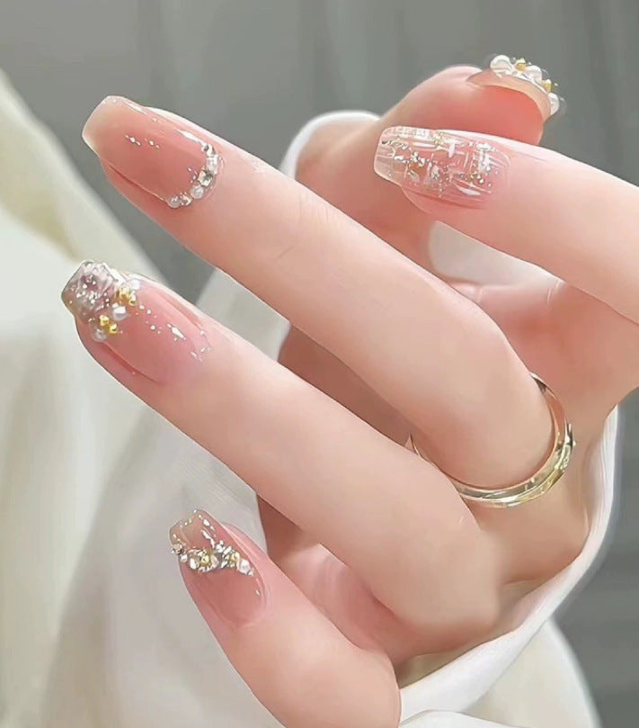 Elegantes Nageldesign mit Perlenverzierung Brehn