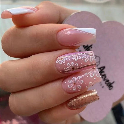 Kunstvolle Gel-Nägel mit elegantem Floral-Design und Glitzerakzenten Brehn