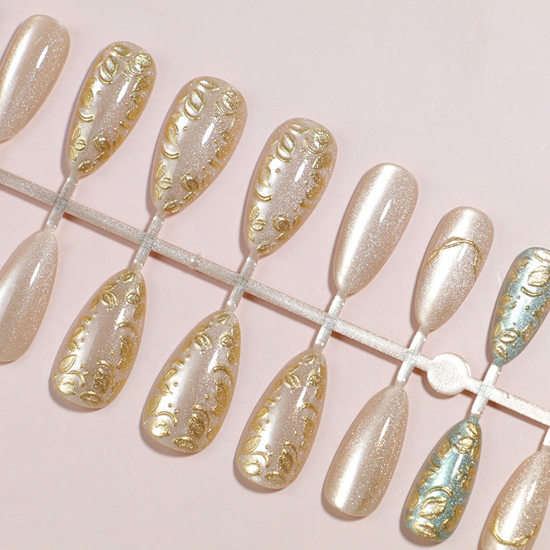 Künstlerisches Stiletto Press-On Nagelset mit eleganten goldenen Akzenten Brehn