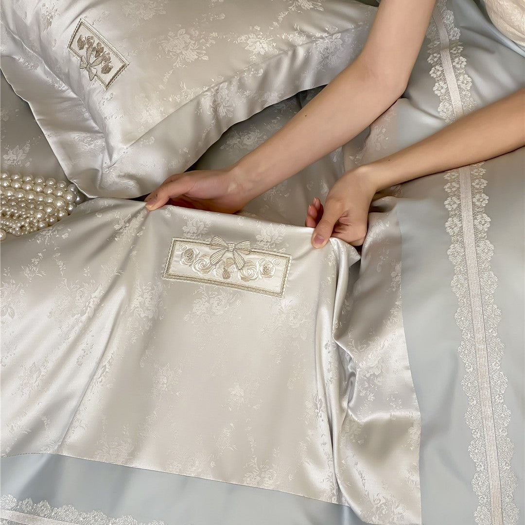 Luxuriöses Satin-Jacquard Blüten-Bettwäsche-Set mit bestickten Kopfkissenbezügen