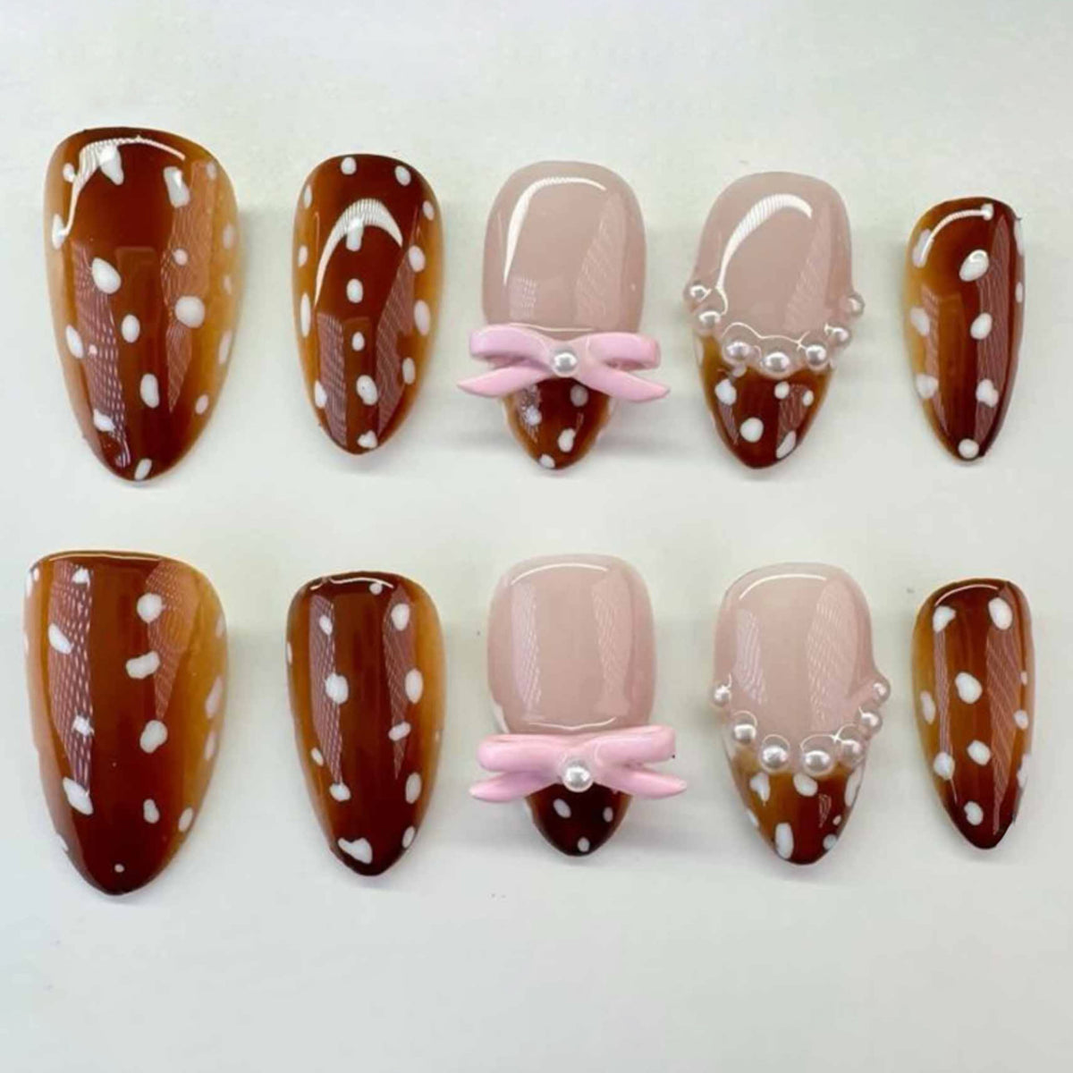 Künstliche Nagelkunst mit Punktmuster und Schleifenakzenten Brehn