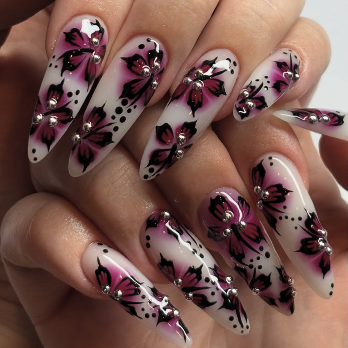 Kunstvolle Nagelkunst mit Blumen-Design und Strass-Akzenten Brehn