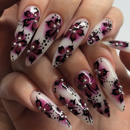 Kunstvolle Nagelkunst mit Blumen-Design und Strass-Akzenten Brehn