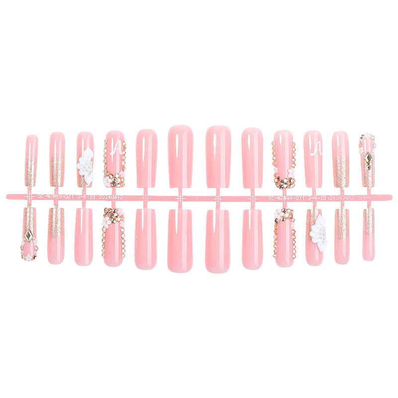 Kreatives Kunstnagelset mit zarten Blüten- und Glanzverzierungen Brehn