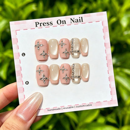 Künstlerisches Press-On Nägel Set mit tropischen und floralen Akzenten