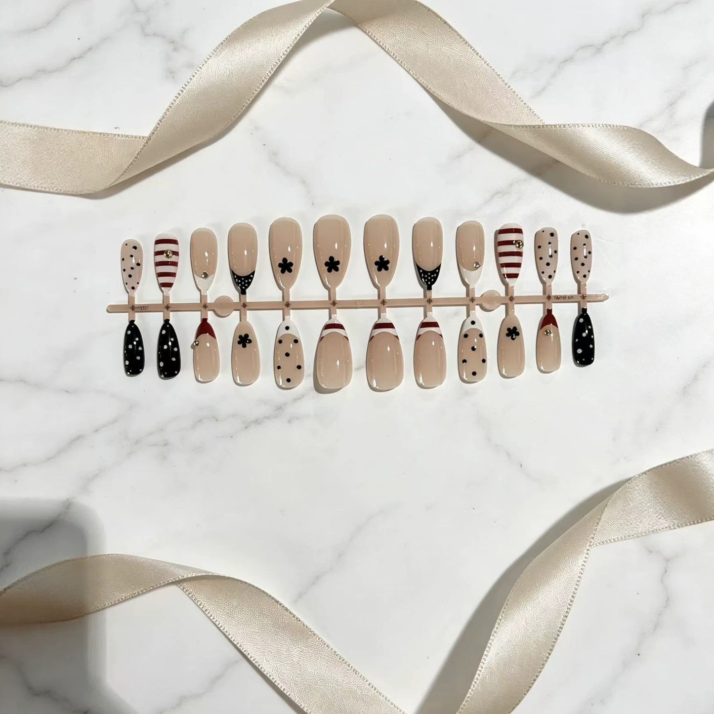 Künstlerisches Stiletto Press-On Nagelset mit einzigartigen Mustern Brehn