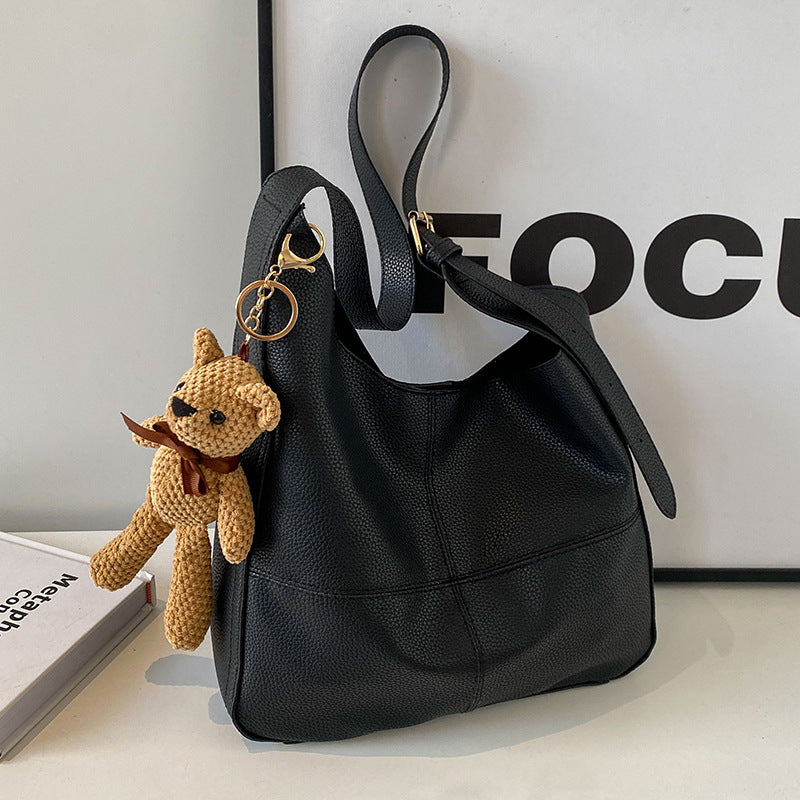 Lederhandtasche mit Teddy-Anhänger