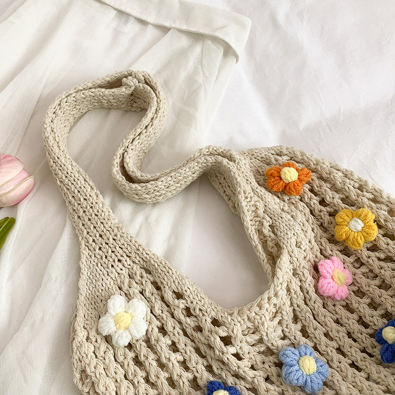 Blumenverziertes gehäkeltes Tote