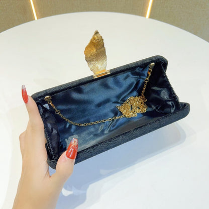 Elegante Clutch für den Abend mit Blatt-Akzent
