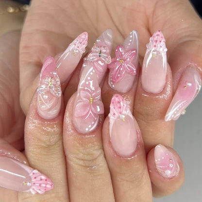 Kunstvolle Nagelverlängerungen mit floralen Akzenten Brehn