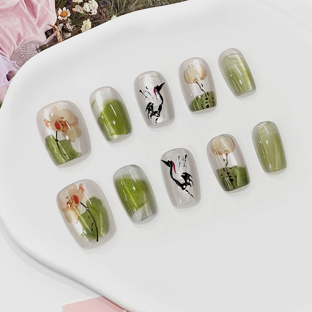 Kunstvolle Nail Art mit floralen Designs Brehn