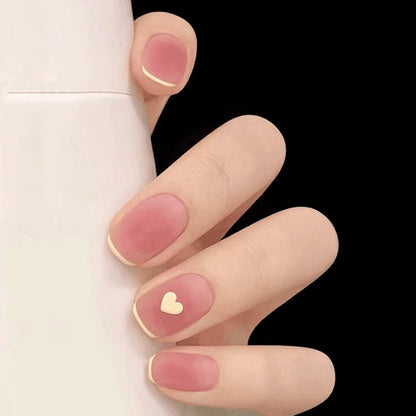 Elegante Herz Dekorierte Nagelkunst