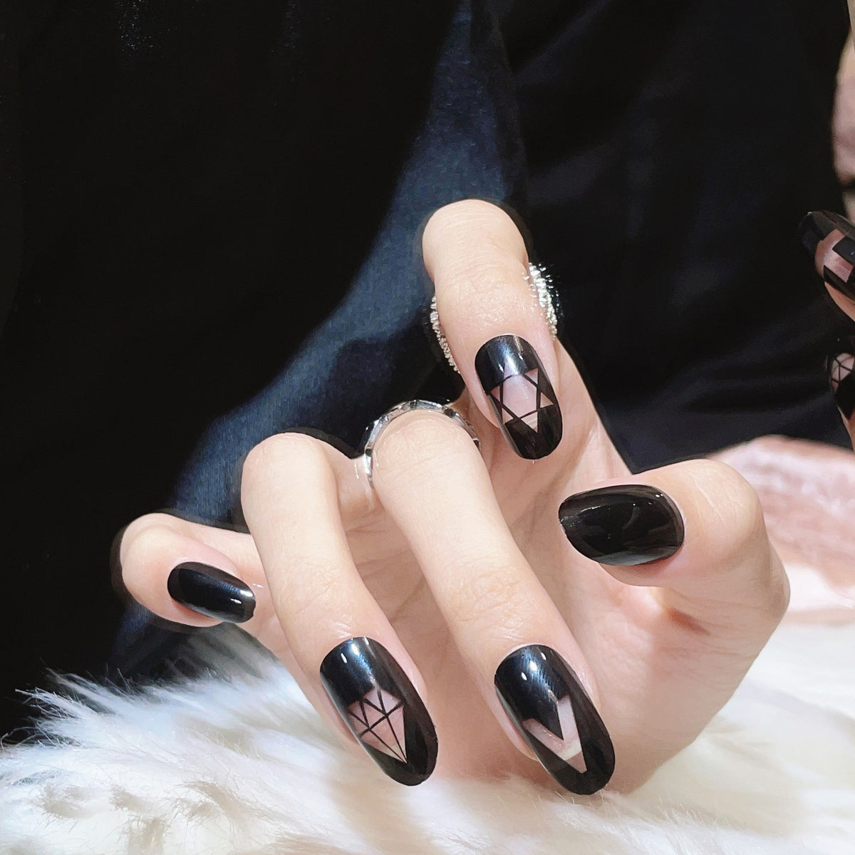 Künstlerisches Press-On-Nagelset mit geometrischen und symbolischen Designs