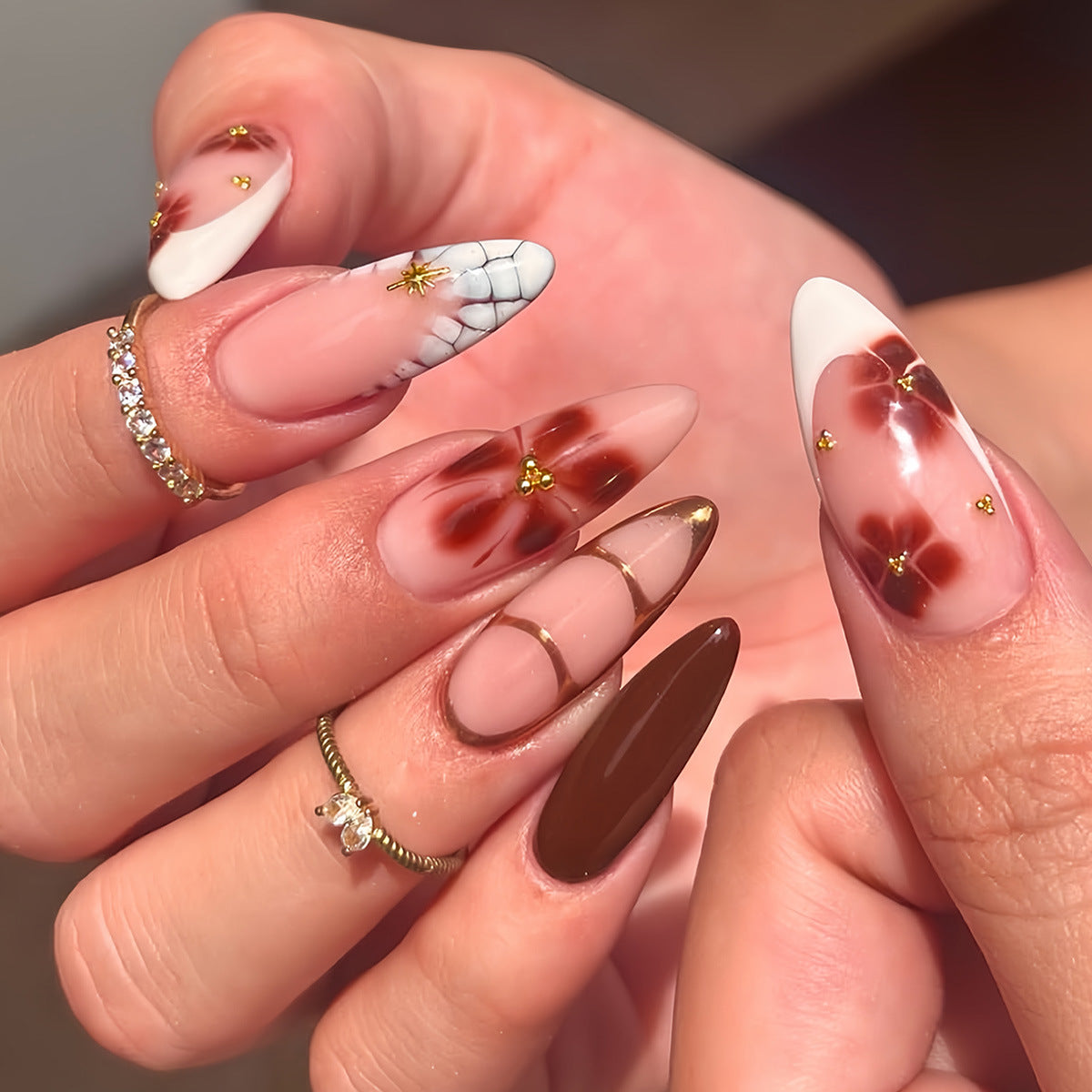 Künstlerische mandelförmige Nagelverängerungen Brehn