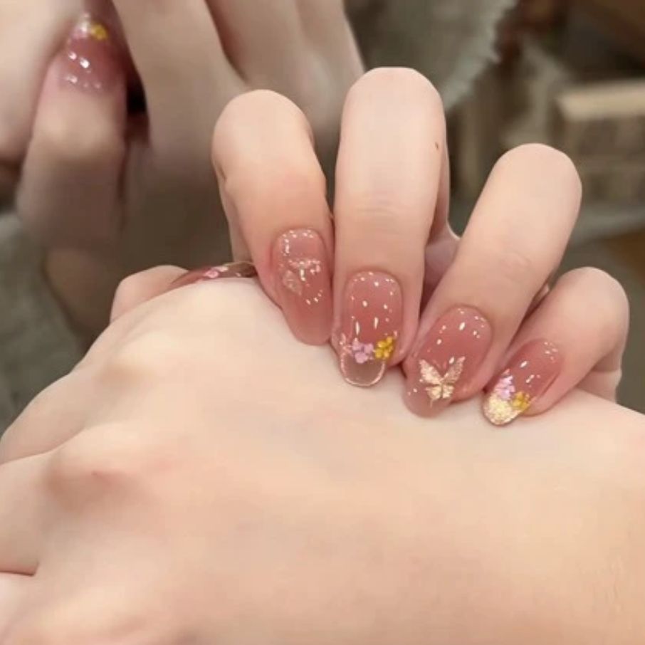 Florale Schmetterlings-Nagelkunst-Verlängerungen