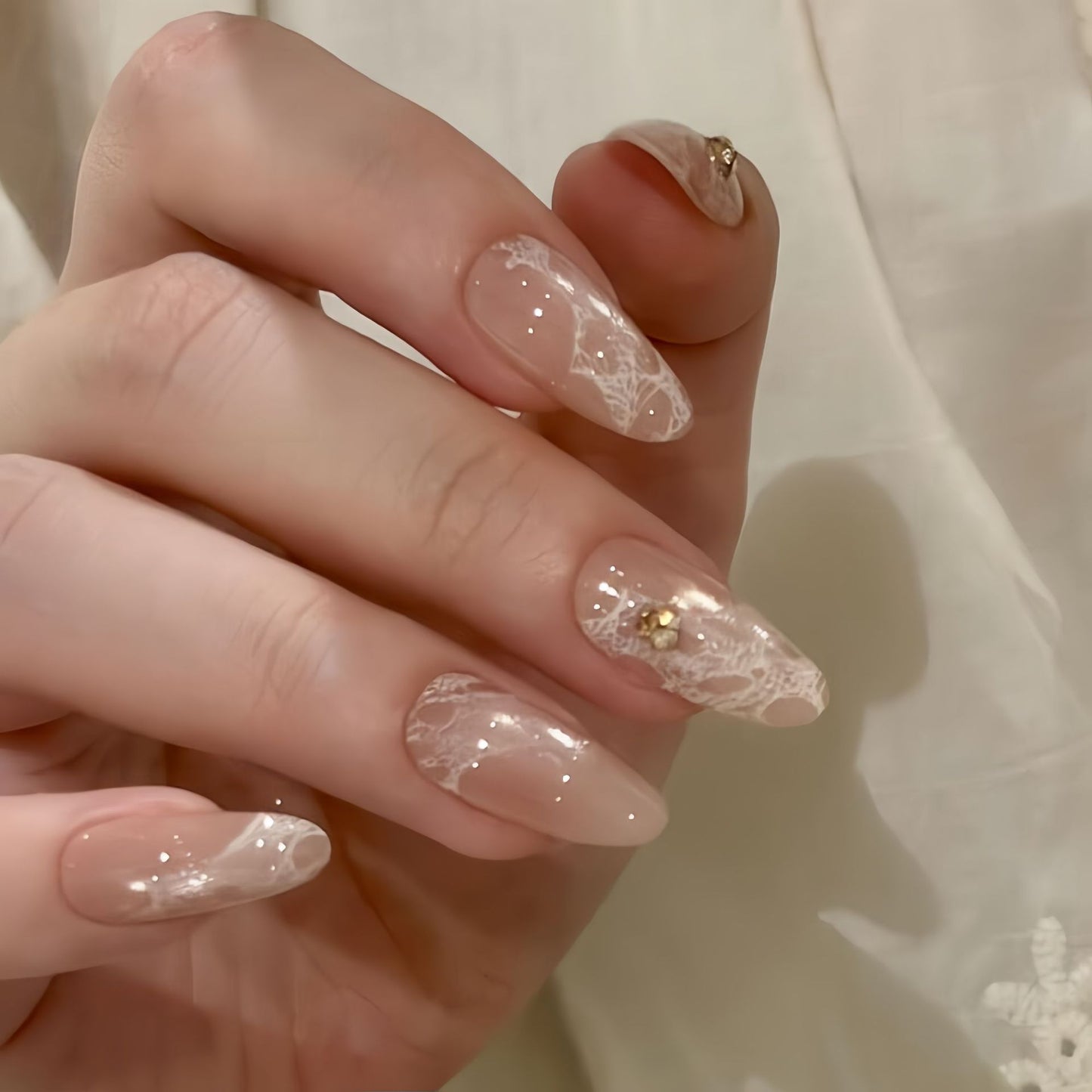 Elegante Kunstnägel mit Spitzen und Glitzer Brehn