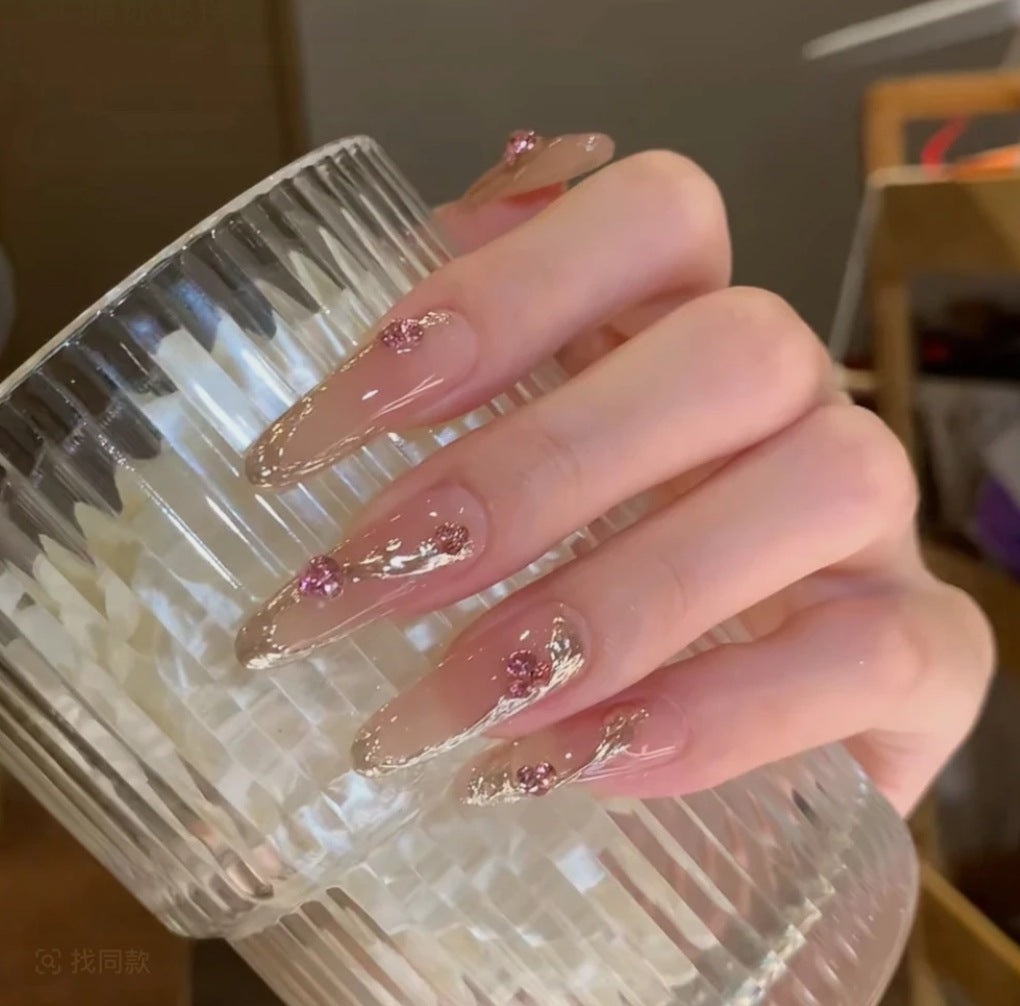 Dekorative Acrylnagelverlängerungen mit floralen Akzenten