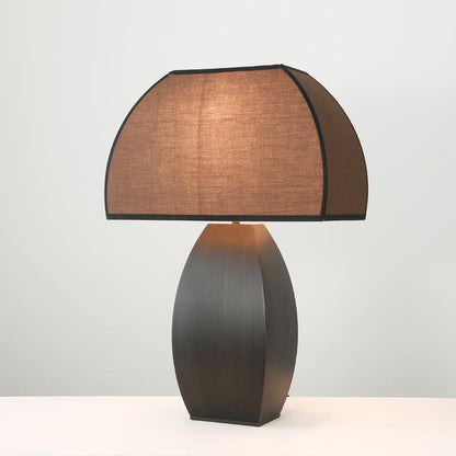 Dekorative Tischlampe mit strukturiertem Schirm