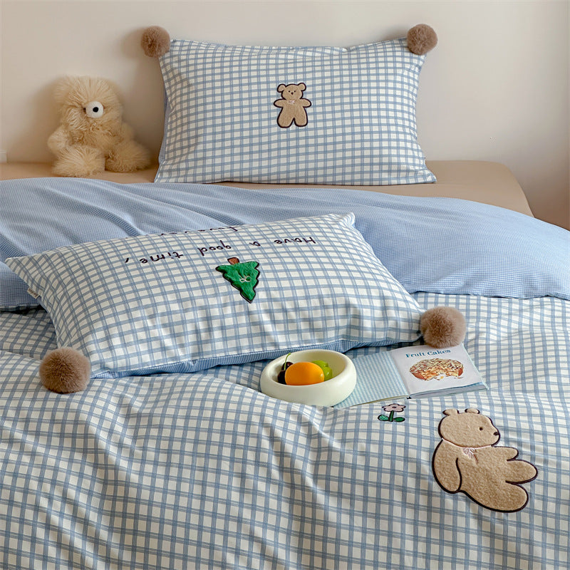 Kinder-Bettwäschegarnitur aus Baumwollsatin mit 3D-Teddy-Applikationen und Bommel-Ecken