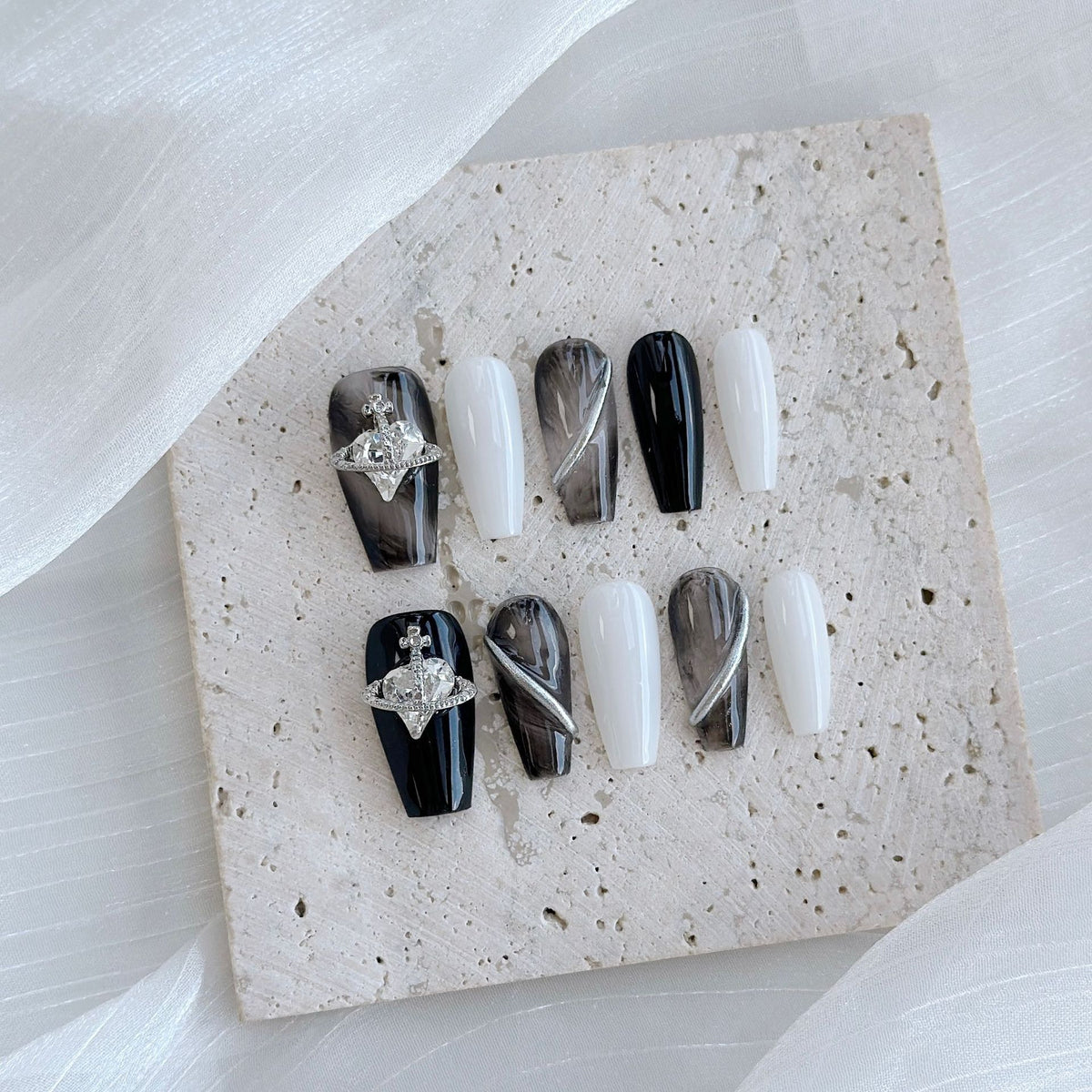 Künstlerisches Press-On-Nageldesign-Set mit glitzernden Elementen