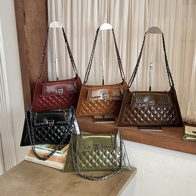 Gepolsterte Handtasche mit Kettenakzenten