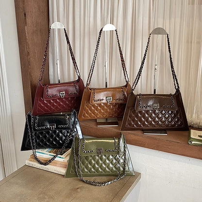 Gepolsterte Handtasche mit Kettenakzenten