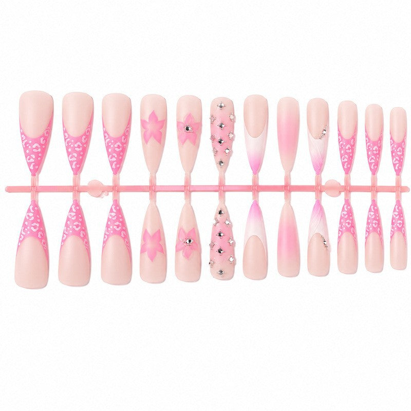 Kunstnagelset mit eleganten floralen Verzierungen und Glamourösen Akzenten Brehn