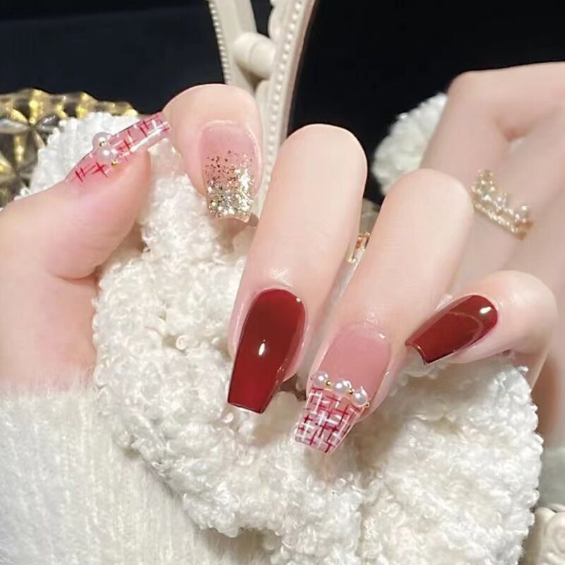 Kunstvolle Nagelverlängerungen mit Blumendesign Brehn