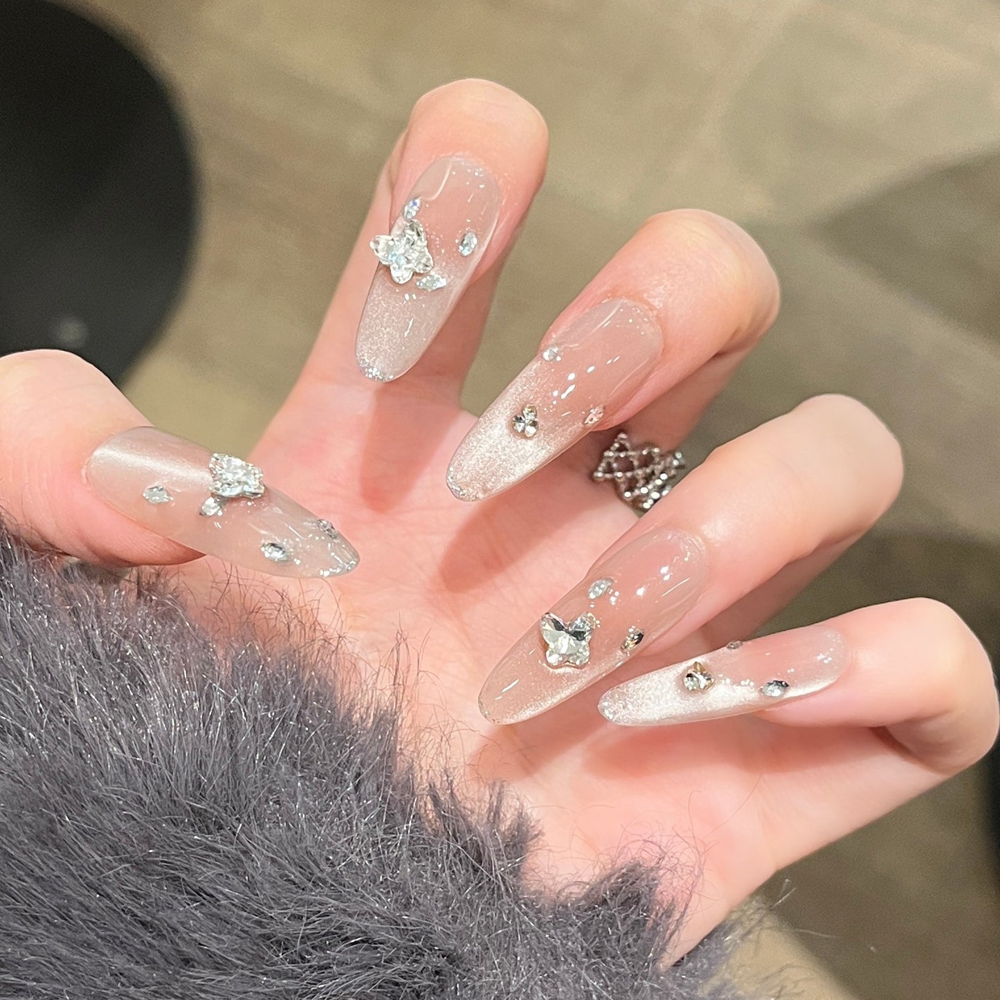 Elegante Press-On Nagelverlängerungen mit Kristallakzenten Brehn