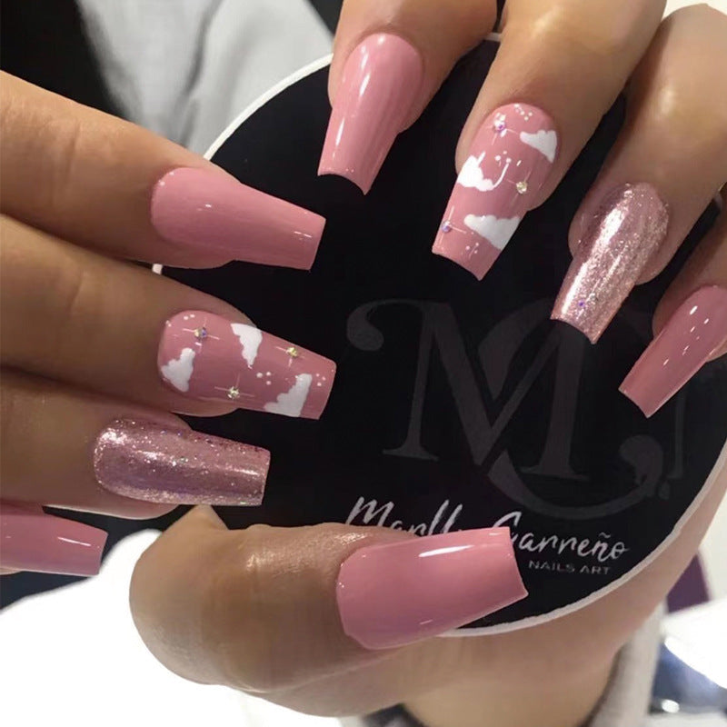 Kunstvolle Gel-Nägel mit elegantem Floral-Design und Glitzerakzenten Brehn