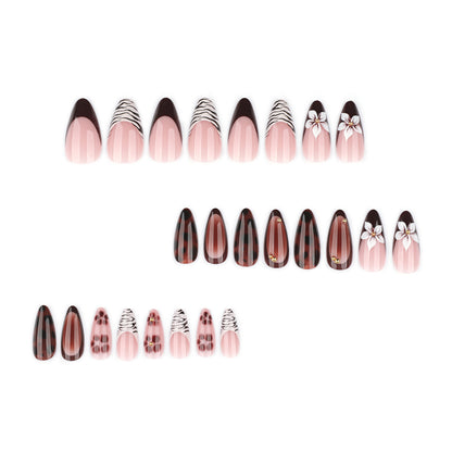 Kunstvolle Stiletto-Nägel mit eleganten Blumenmotiven und Glitzerakzenten Brehn