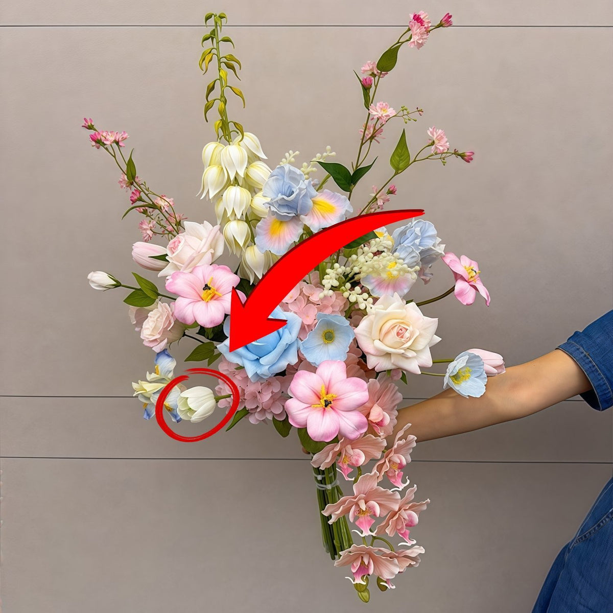 Lebensechter Blumenstrauß mit gemischten Blüten und Blattwerk