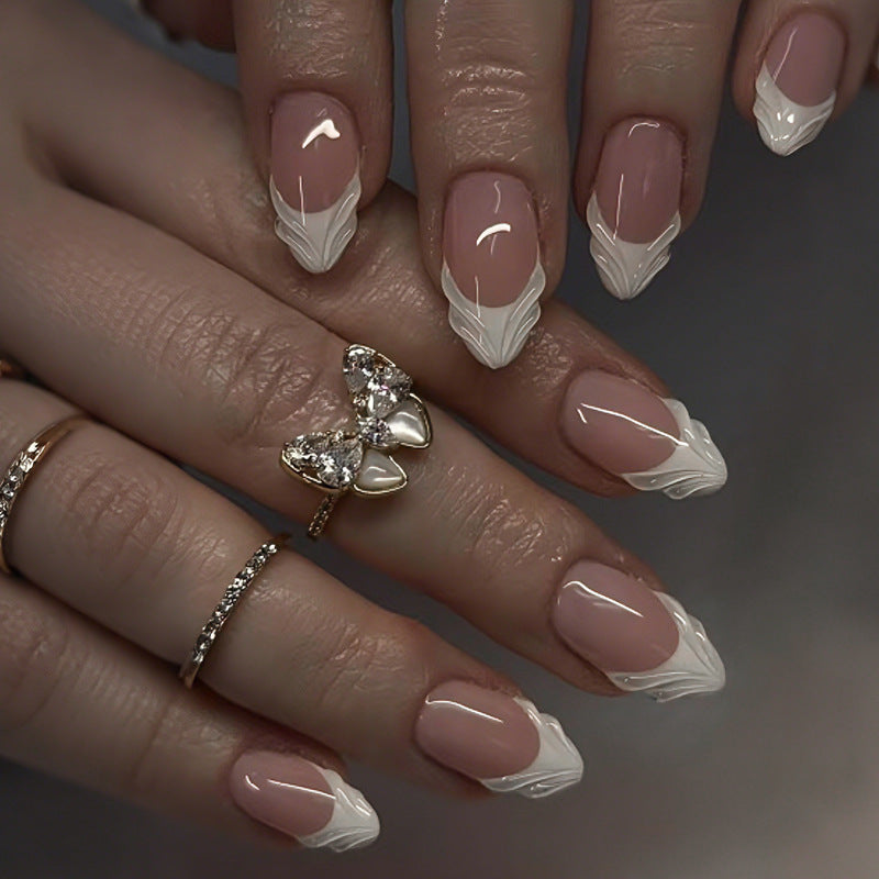 Kunstnagelset mit eleganten Spitzen und dezenten Verzierungen Brehn