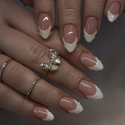 Kunstnagelset mit eleganten Spitzen und dezenten Verzierungen Brehn