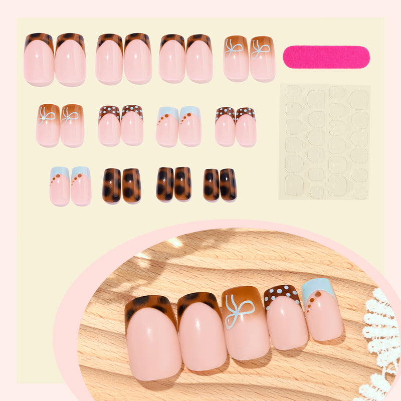 Stylisches dekoratives Press-On-Nagelset mit trendigen Mustern Brehn