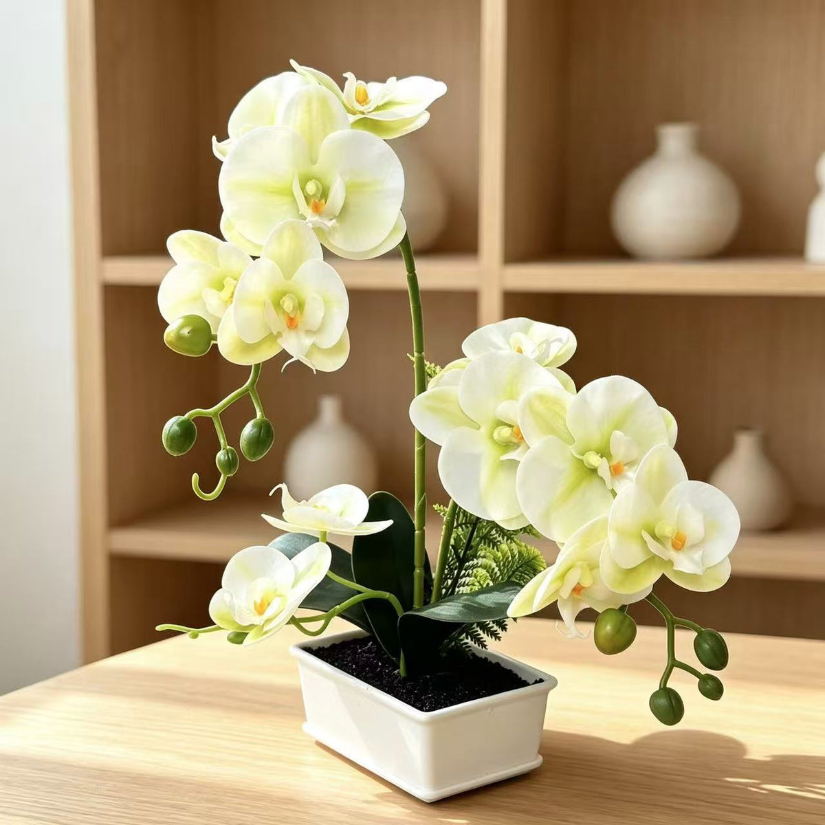 Elegante künstliche Orchideenarrangement für die Innendekoration