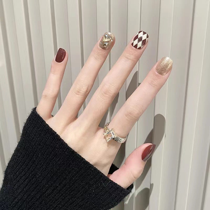 Kunstvolle Nagelsets mit floralen Akzenten Brehn