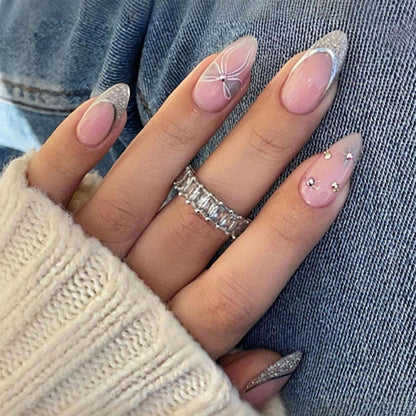 Kunstnagelset mit glamourösen Glitzer- und Blütenakzenten Brehn