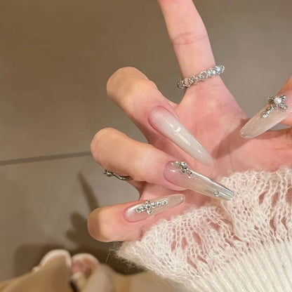 Glamouröse, kristallbesetzte Stiletto-Nagelerweiterungen