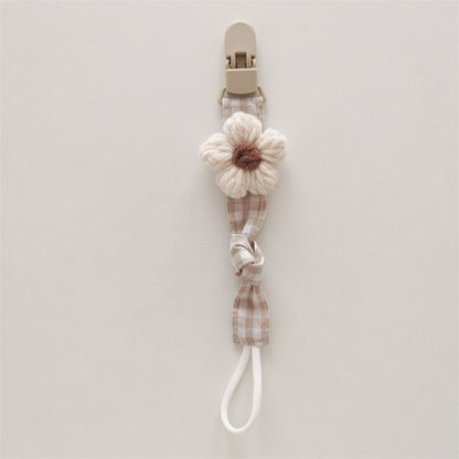 Handgemachter Baumwoll-Schnullerclip mit Gingham-Gurt und gestrickter Blume