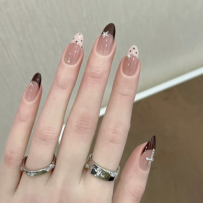 Glitzernde Kunstnagel-Design mit eleganten Akzenten Brehn