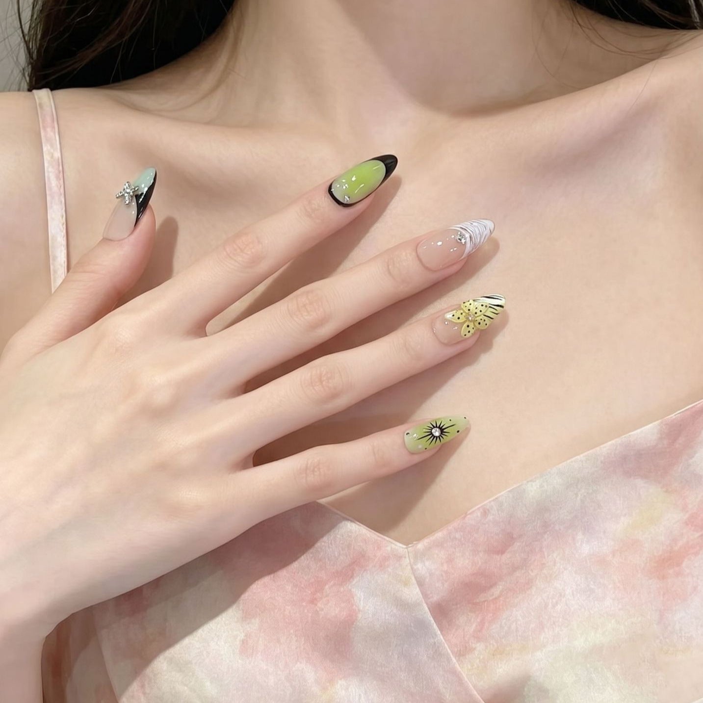 Künstlerisches Press-On Nagelset mit Schmetterlings- und Blumendesigns Brehn