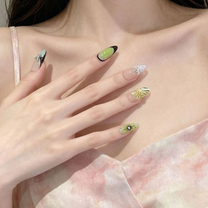 Künstlerisches Press-On Nagelset mit Schmetterlings- und Blumendesigns Brehn
