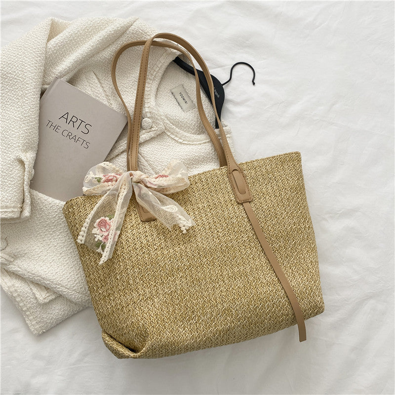 Elegante gewebte Strohtasche mit dekorativem Bogen