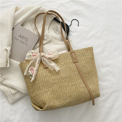 Elegante gewebte Strohtasche mit dekorativem Bogen