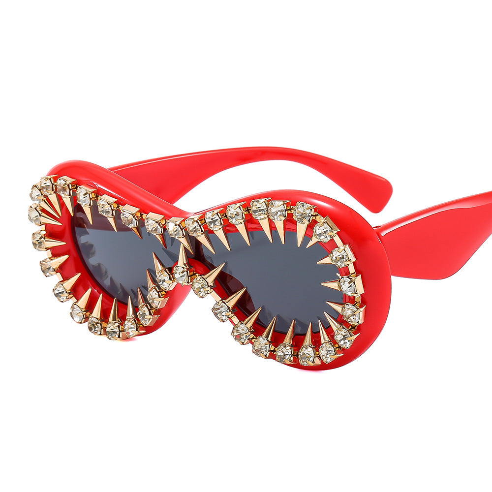 Damen modische Sonnenbrille mit extravaganten Spikes und Kristallverzierung Brehn