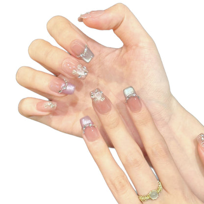 Dekoratives Press-On Nagelkunstset mit Strass- und Blumenakzenten