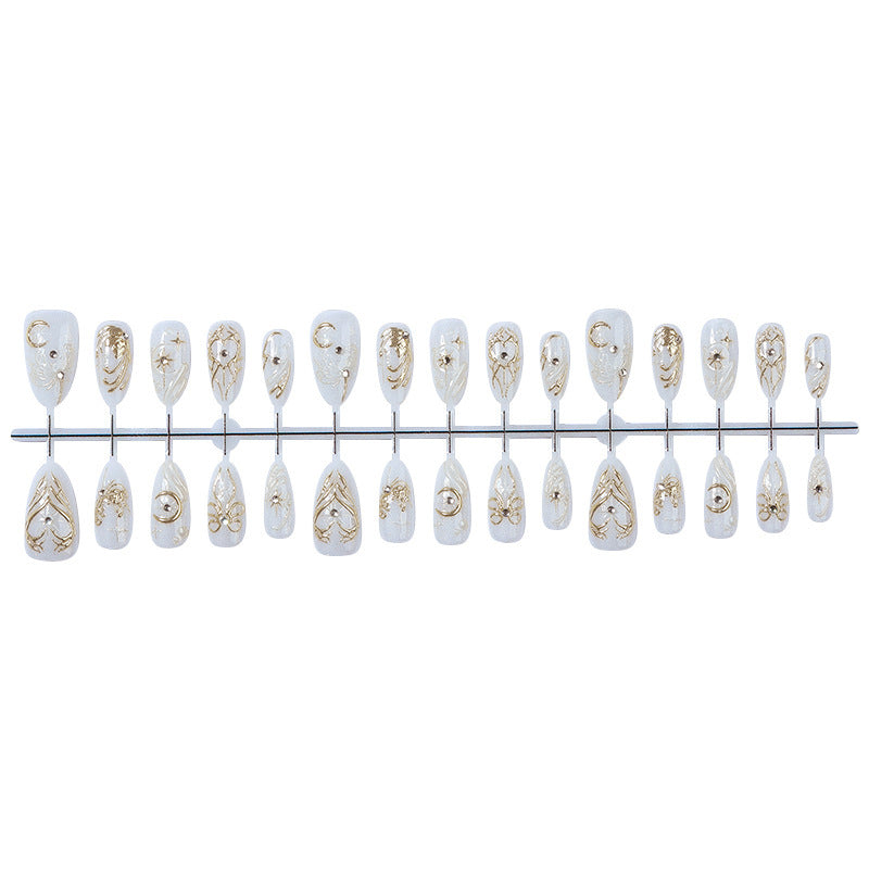 Kunstnagelset mit eleganten Verzierungen und Glitzerakzenten Brehn