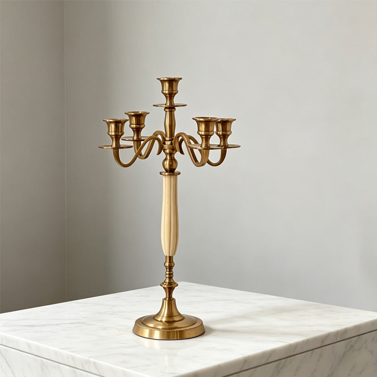 Eleganter Metallkerzenhalter