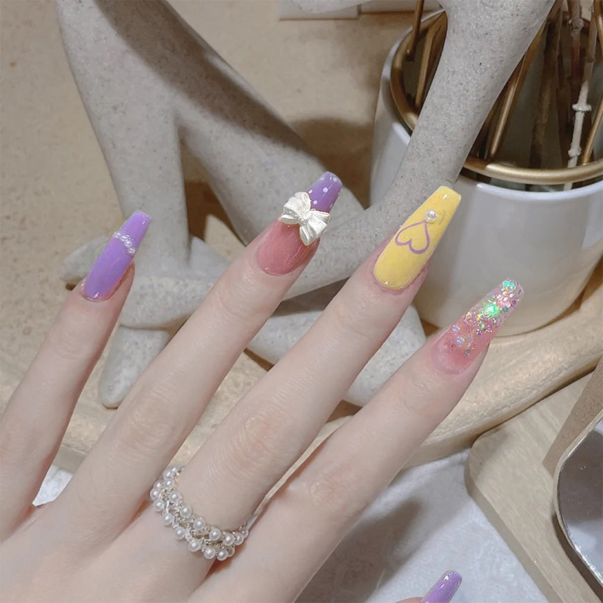 Kunstvolle Gel-Nägel mit elegantem Floral-Design und Glitzerakzenten Brehn